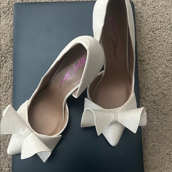 Betsey Johnson Glittering Cream Bow Heels - Picture 1 of 1